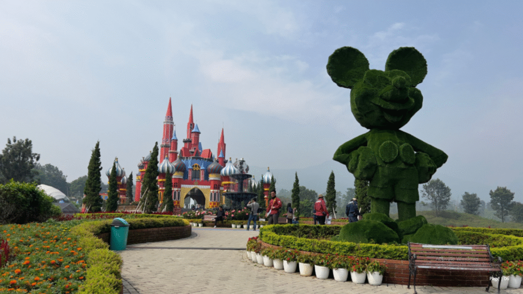 Gambar . Patung Mickey Mouse (Sumber urbizen.id)